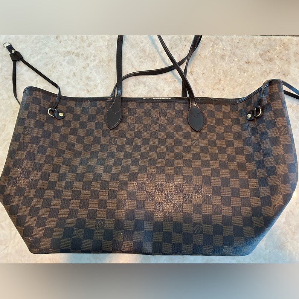 Excellent condition preowned Neverfull Louis Vuitton GM with dust bag.